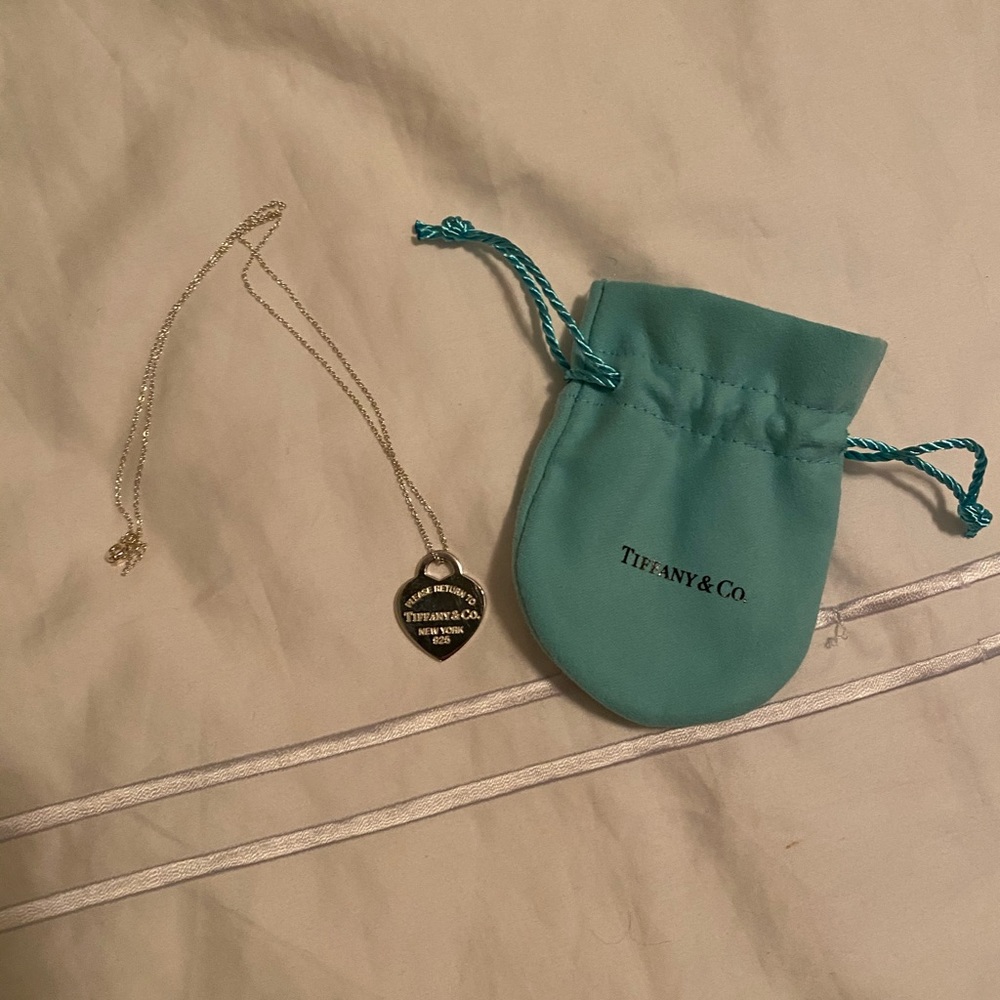 Tiffany Heart shape necklace (authentic)
